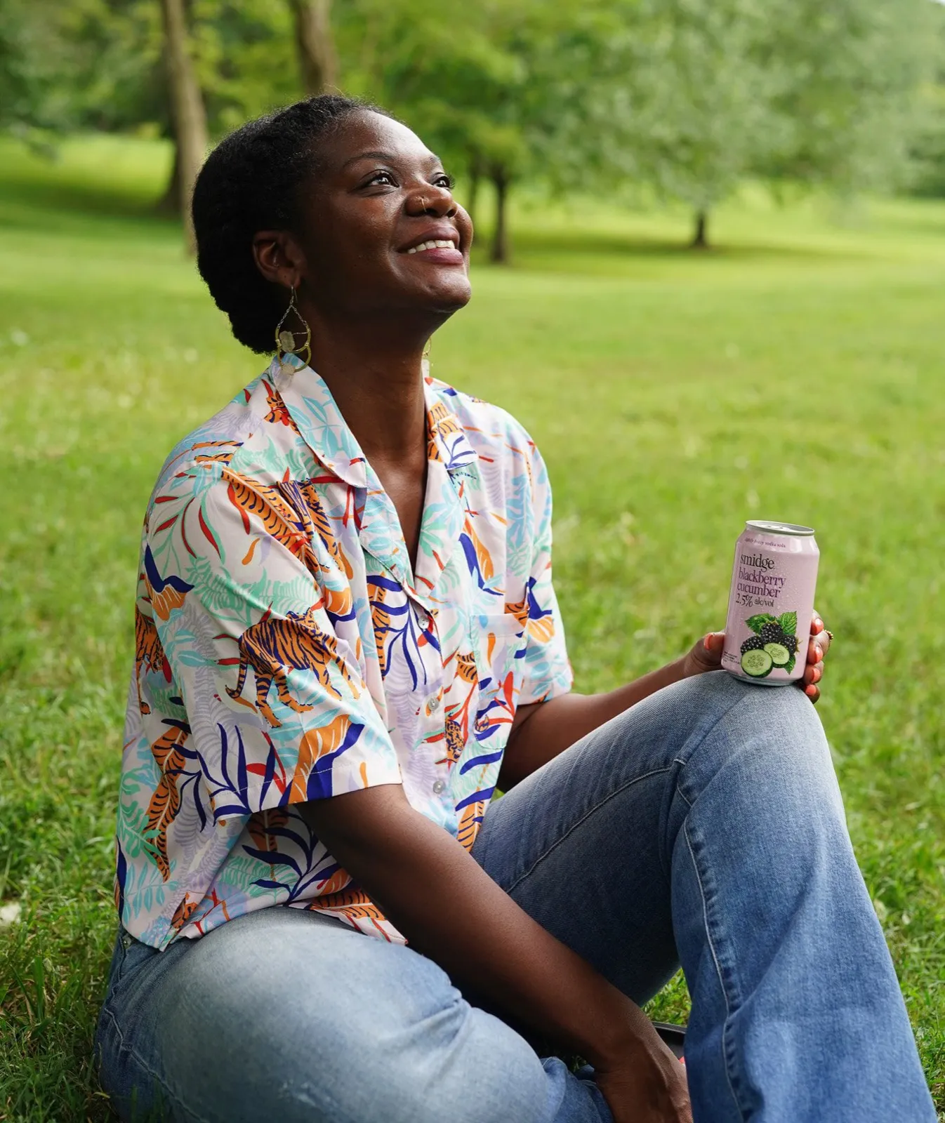 Smiling model with a Smidge can in a sunny St. Louis park